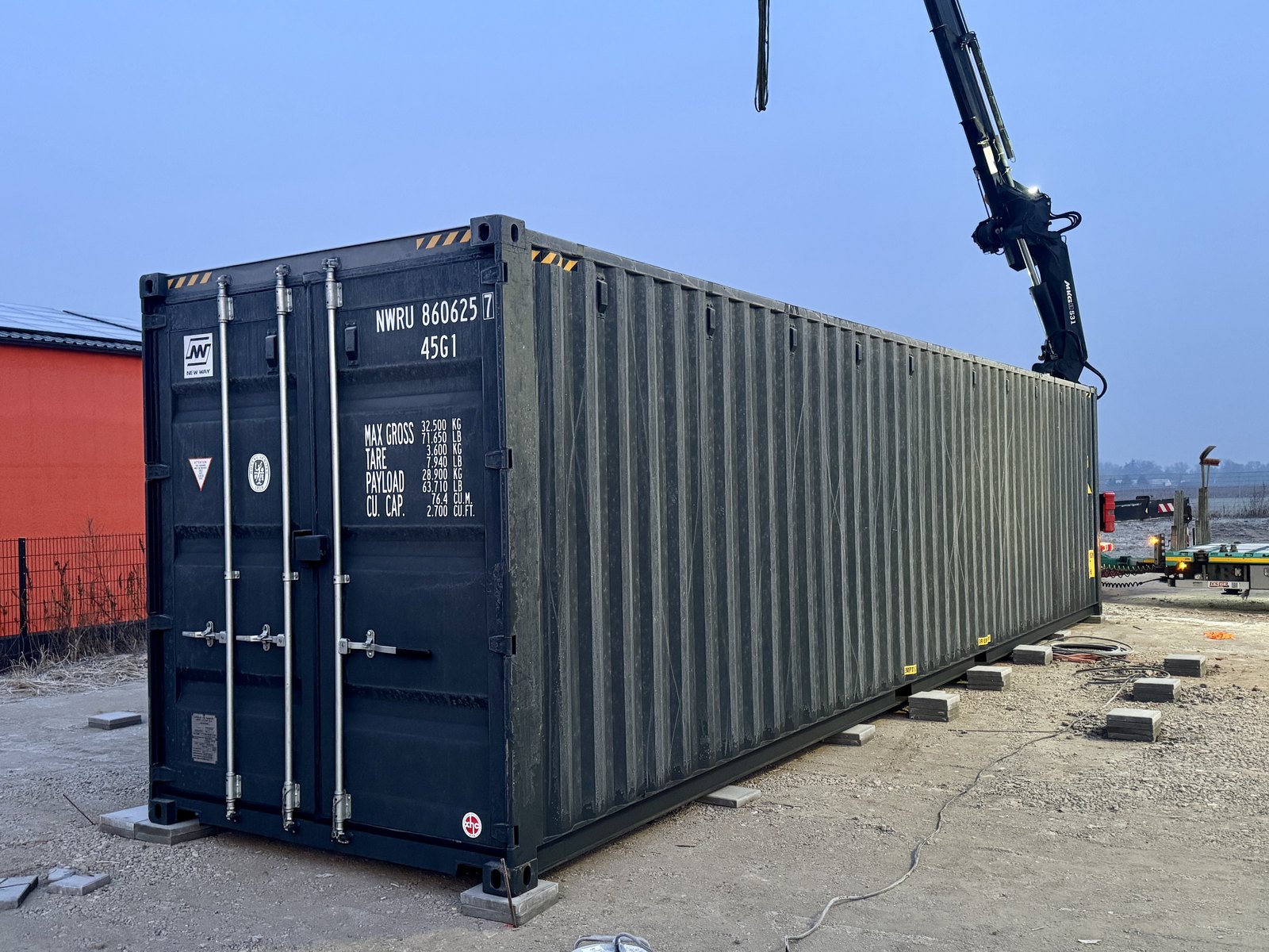 Realisierter Lagercontainer 20′ in Anthrazit beim Absetzen per Kran